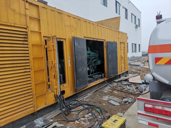 锦江如何在发电机出租合同中约定设备的维修和保养责任？